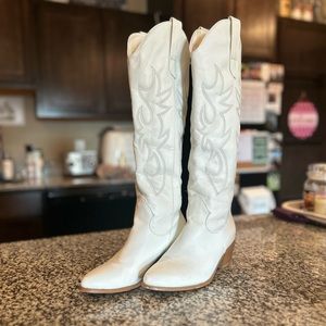 Tall, white, pointed toe, comfortable cow girl boots, only wore twice!